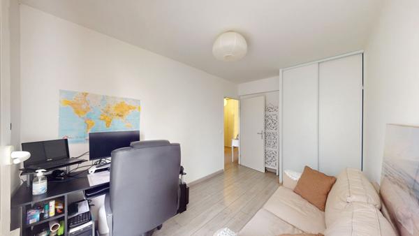 Bel appartement rez de jardin de 60m² et 2 places de parking à 10 minutes à pied de la gare de MANTES LA JOLIE