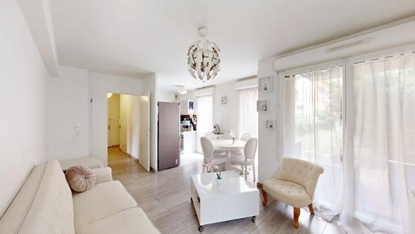 Bel appartement rez de jardin de 60m² et 2 places de parking à 10 minutes à pied de la gare de MANTES LA JOLIE