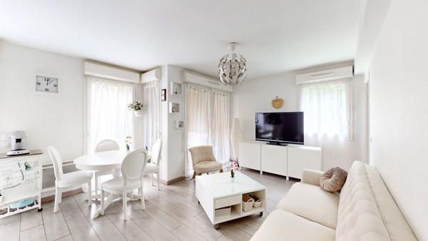 Bel appartement rez de jardin de 60m² et 2 places de parking à 10 minutes à pied de la gare de MANTES LA JOLIE