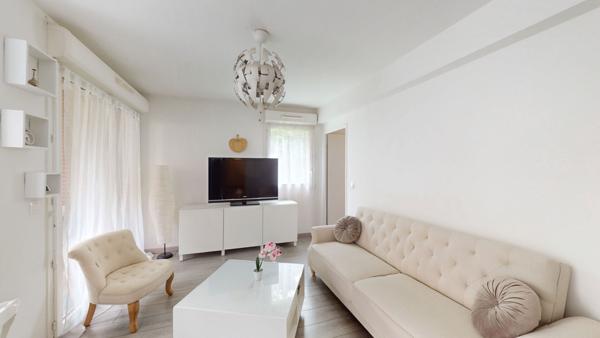 Bel appartement rez de jardin de 60m² et 2 places de parking à 10 minutes à pied de la gare de MANTES LA JOLIE