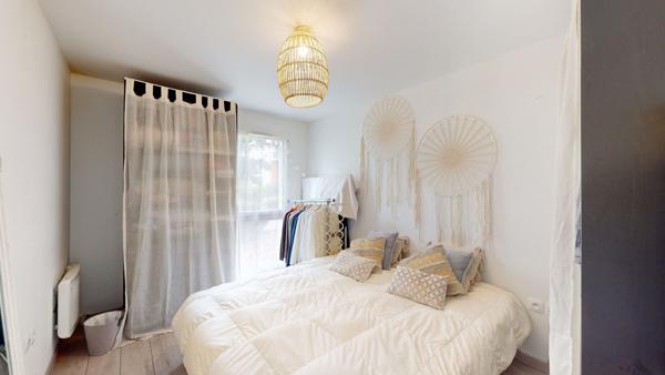 Bel appartement rez de jardin de 60m² et 2 places de parking à 10 minutes à pied de la gare de MANTES LA JOLIE