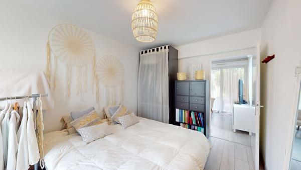 Bel appartement rez de jardin de 60m² et 2 places de parking à 10 minutes à pied de la gare de MANTES LA JOLIE