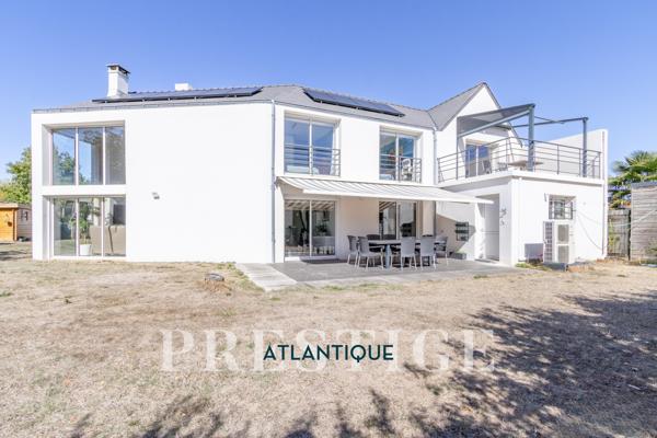 STE LUCE SUR LOIRE - MAISON D'ARCHITECTE 174 M2 - DOUBLE GARAGE - TERRAIN 852M2