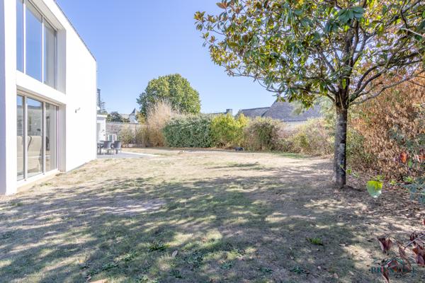 STE LUCE SUR LOIRE - MAISON D'ARCHITECTE 174 M2 - DOUBLE GARAGE - TERRAIN 852M2