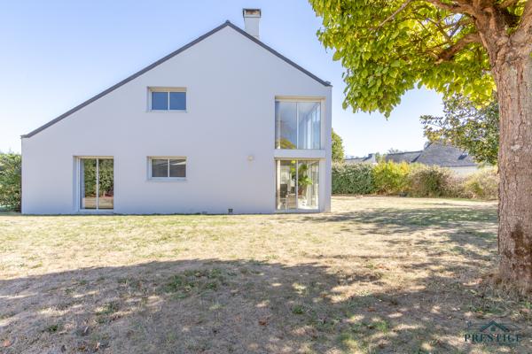 STE LUCE SUR LOIRE - MAISON D'ARCHITECTE 174 M2 - DOUBLE GARAGE - TERRAIN 852M2
