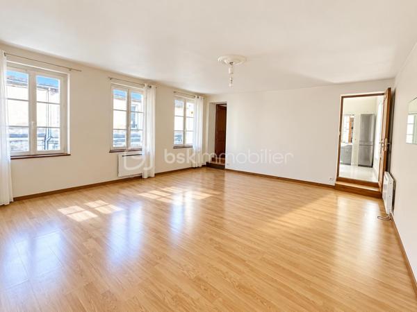 Idéalement situé en plein cœur de Chaumont-en-Vexin, à proximité immédiate des commerces, des commodités et de la gare ligne J en direction de Paris Saint-Lazare, venez découvrir cet agréable appartement situé au 1er étage d’un petit immeuble de seulement deux étages.

L’appartement offre de beaux volumes et se compose de :

    une belle entrée ouverte sur une cuisine de 13 m²,
    une agréable pièce de vie de 25 m², lumineuse et conviviale,
    deux chambres,
    une salle d’eau,
    un WC séparé.

Un appartement fonctionnel et bien agencé, bénéficiant d’un emplacement privilégié en hyper-centre, tout en permettant de rejoindre facilement Paris grâce à la gare à proximité.

Idéal pour une résidence principale, un premier achat ou un investissement locatif.

📍 Chaumont-en-Vexin – Hyper-centre
🚆 Gare – Ligne J, direction Paris Saint-Lazare
🏡 1er étage d’un petit immeuble de 2 étages

À découvrir rapidement !