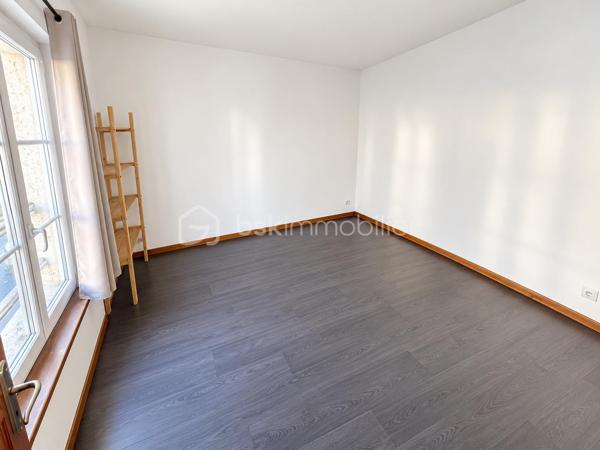 Idéalement situé en plein cœur de Chaumont-en-Vexin, à proximité immédiate des commerces, des commodités et de la gare ligne J en direction de Paris Saint-Lazare, venez découvrir cet agréable appartement situé au 1er étage d’un petit immeuble de seulement deux étages.

L’appartement offre de beaux volumes et se compose de :

    une belle entrée ouverte sur une cuisine de 13 m²,
    une agréable pièce de vie de 25 m², lumineuse et conviviale,
    deux chambres,
    une salle d’eau,
    un WC séparé.

Un appartement fonctionnel et bien agencé, bénéficiant d’un emplacement privilégié en hyper-centre, tout en permettant de rejoindre facilement Paris grâce à la gare à proximité.

Idéal pour une résidence principale, un premier achat ou un investissement locatif.

📍 Chaumont-en-Vexin – Hyper-centre
🚆 Gare – Ligne J, direction Paris Saint-Lazare
🏡 1er étage d’un petit immeuble de 2 étages

À découvrir rapidement !