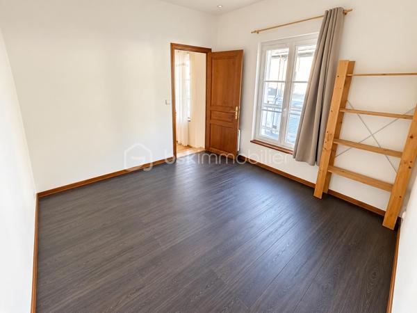 Idéalement situé en plein cœur de Chaumont-en-Vexin, à proximité immédiate des commerces, des commodités et de la gare ligne J en direction de Paris Saint-Lazare, venez découvrir cet agréable appartement situé au 1er étage d’un petit immeuble de seulement deux étages.

L’appartement offre de beaux volumes et se compose de :

    une belle entrée ouverte sur une cuisine de 13 m²,
    une agréable pièce de vie de 25 m², lumineuse et conviviale,
    deux chambres,
    une salle d’eau,
    un WC séparé.

Un appartement fonctionnel et bien agencé, bénéficiant d’un emplacement privilégié en hyper-centre, tout en permettant de rejoindre facilement Paris grâce à la gare à proximité.

Idéal pour une résidence principale, un premier achat ou un investissement locatif.

📍 Chaumont-en-Vexin – Hyper-centre
🚆 Gare – Ligne J, direction Paris Saint-Lazare
🏡 1er étage d’un petit immeuble de 2 étages

À découvrir rapidement !