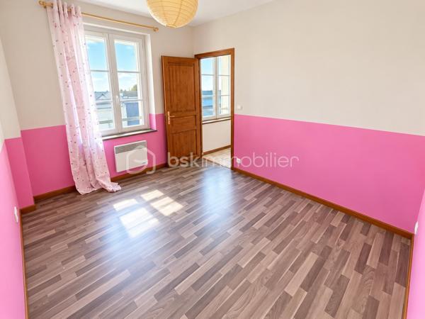 Idéalement situé en plein cœur de Chaumont-en-Vexin, à proximité immédiate des commerces, des commodités et de la gare ligne J en direction de Paris Saint-Lazare, venez découvrir cet agréable appartement situé au 1er étage d’un petit immeuble de seulement deux étages.

L’appartement offre de beaux volumes et se compose de :

    une belle entrée ouverte sur une cuisine de 13 m²,
    une agréable pièce de vie de 25 m², lumineuse et conviviale,
    deux chambres,
    une salle d’eau,
    un WC séparé.

Un appartement fonctionnel et bien agencé, bénéficiant d’un emplacement privilégié en hyper-centre, tout en permettant de rejoindre facilement Paris grâce à la gare à proximité.

Idéal pour une résidence principale, un premier achat ou un investissement locatif.

📍 Chaumont-en-Vexin – Hyper-centre
🚆 Gare – Ligne J, direction Paris Saint-Lazare
🏡 1er étage d’un petit immeuble de 2 étages

À découvrir rapidement !