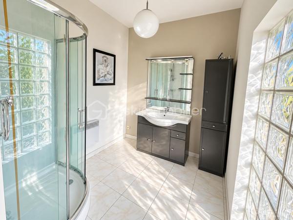 Idéalement situé en plein cœur de Chaumont-en-Vexin, à proximité immédiate des commerces, des commodités et de la gare ligne J en direction de Paris Saint-Lazare, venez découvrir cet agréable appartement situé au 1er étage d’un petit immeuble de seulement deux étages.

L’appartement offre de beaux volumes et se compose de :

    une belle entrée ouverte sur une cuisine de 13 m²,
    une agréable pièce de vie de 25 m², lumineuse et conviviale,
    deux chambres,
    une salle d’eau,
    un WC séparé.

Un appartement fonctionnel et bien agencé, bénéficiant d’un emplacement privilégié en hyper-centre, tout en permettant de rejoindre facilement Paris grâce à la gare à proximité.

Idéal pour une résidence principale, un premier achat ou un investissement locatif.

📍 Chaumont-en-Vexin – Hyper-centre
🚆 Gare – Ligne J, direction Paris Saint-Lazare
🏡 1er étage d’un petit immeuble de 2 étages

À découvrir rapidement !