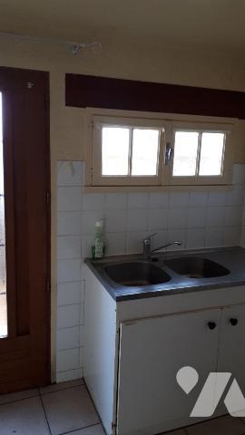  A VENDRE - A LIMOGNE-EN-QUERCY (LOT - 46260) - Maison mitoyenne située dans le bourg du villag...