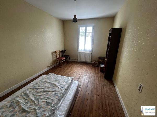 MAISON 5 PIÈCES – BORD DE RIVIÈRE – GRAND JARDIN – MARANS (17230)