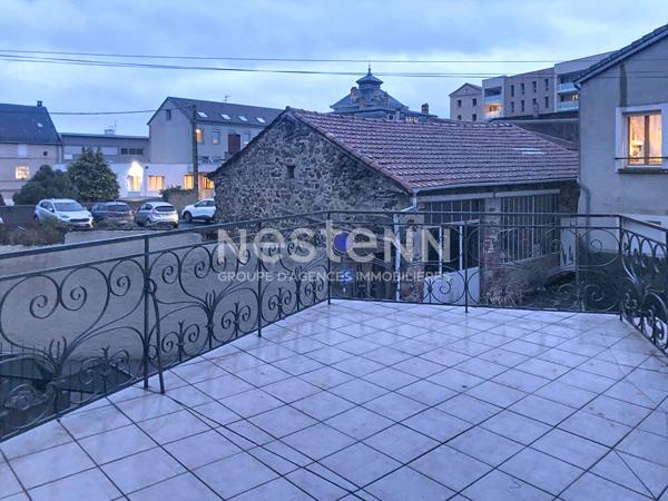 Immeuble avec local commercial et un duplex dans centre ville Yssingeaux avec terrasse et garage