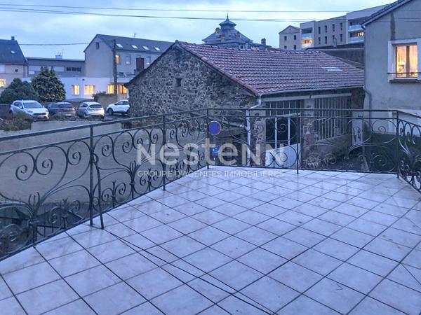 Immeuble avec local commercial et un duplex dans centre ville Yssingeaux avec terrasse et garage