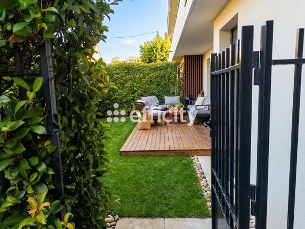 Appartement
         2 pièces
        - 48 m² Exclusivité 330 000 € *