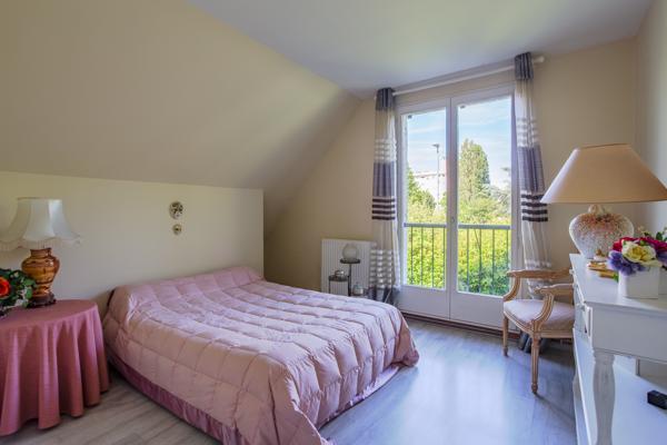 Maison
         7 pièces
        - 180 m² 470 000 € *