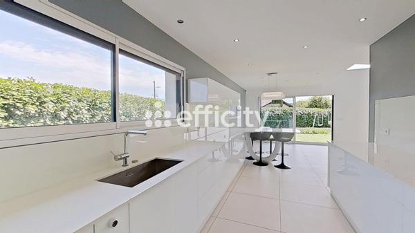 Maison
         8 pièces
        - 200 m² Bien prestige 950 000 € *