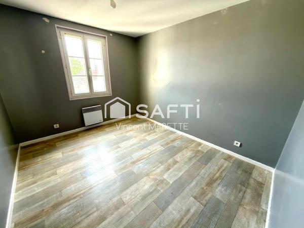 Appartement type maison de ville T3 en duplex, alliant le charme du moderne et de l'ancien.