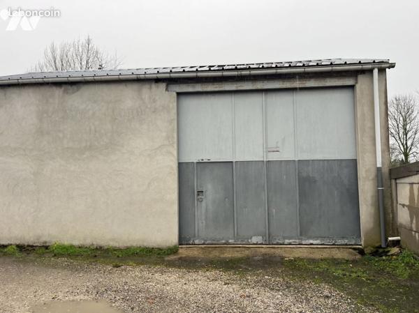 Hangar fermé pour artisan, construit en parpaings et couvert bac acier