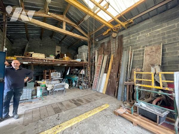 Hangar fermé pour artisan, construit en parpaings et couvert bac acier