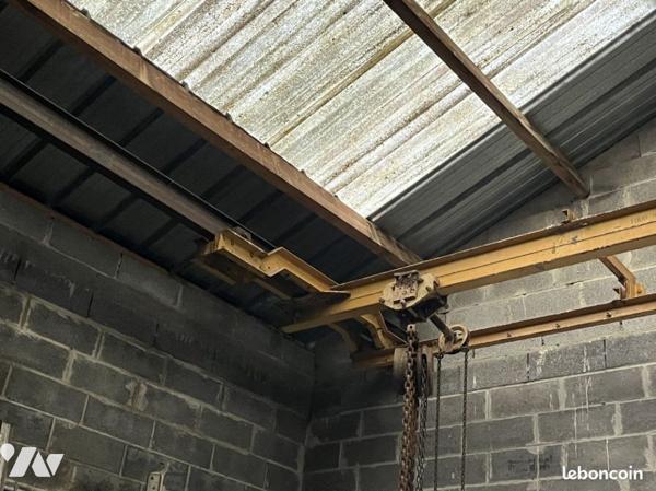 Hangar fermé pour artisan, construit en parpaings et couvert bac acier