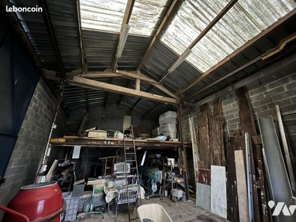 Hangar fermé pour artisan, construit en parpaings et couvert bac acier