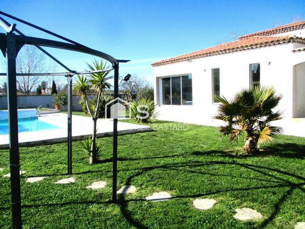 Marignane limitrophe Gignac : jolie villa de charme en semi plain-pied avec piscine et dépendances