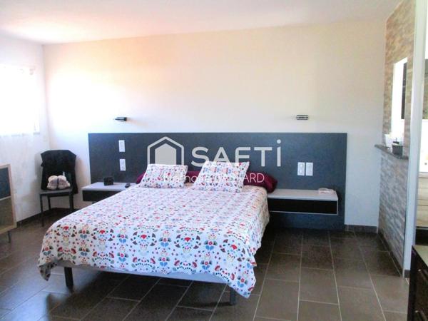 Marignane limitrophe Gignac : jolie villa de charme en semi plain-pied avec piscine et dépendances