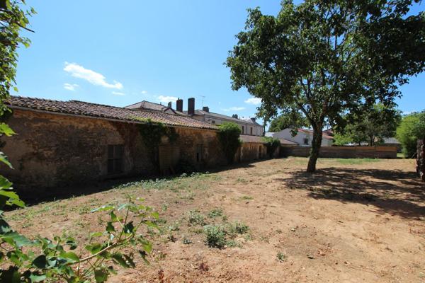 DÉPENDANCE EN PIERRE / TERRAIN