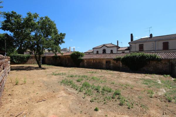 DÉPENDANCE EN PIERRE / TERRAIN