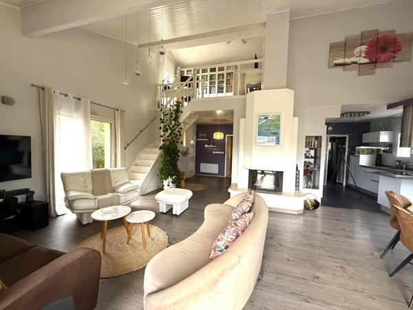 Maison d'architecte avec dependance, piscine, carport