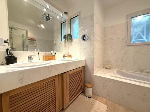 Maison d'architecte avec dependance, piscine, carport