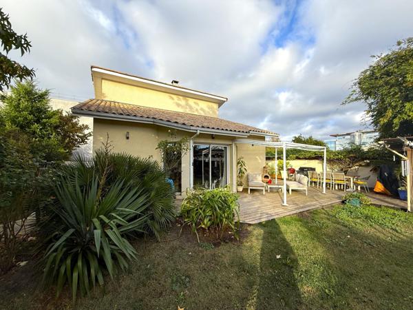 Maison d'architecte avec dependance, piscine, carport