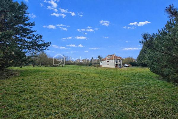 Venez découvrir cette opportunité immobilière sur la commune de attractive Lorry les Metz (proximité Metz).

Cet ensemble foncier (avec maison d'habitation à rénover ou démolir) s'étend sur  6118m² dont 2 778 m² sont constructibles (sur trois parcelles distinctes). Proximité des axes de communication et des transports.

Un certificat d’urbanisme positif est disponible pour la construction de deux maisons supplémentaires sur des parcelles de 591 m² et 616 m².

N'hésitez pas à me contacter pour plus d'informations.