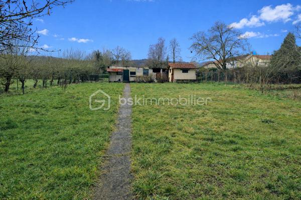 Venez découvrir cette opportunité immobilière sur la commune de attractive Lorry les Metz (proximité Metz).

Cet ensemble foncier (avec maison d'habitation à rénover ou démolir) s'étend sur  6118m² dont 2 778 m² sont constructibles (sur trois parcelles distinctes). Proximité des axes de communication et des transports.

Un certificat d’urbanisme positif est disponible pour la construction de deux maisons supplémentaires sur des parcelles de 591 m² et 616 m².

N'hésitez pas à me contacter pour plus d'informations.