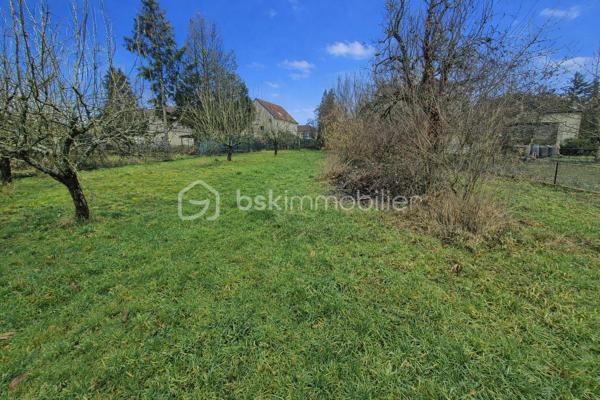 Venez découvrir cette opportunité immobilière sur la commune de attractive Lorry les Metz (proximité Metz).

Cet ensemble foncier (avec maison d'habitation à rénover ou démolir) s'étend sur  6118m² dont 2 778 m² sont constructibles (sur trois parcelles distinctes). Proximité des axes de communication et des transports.

Un certificat d’urbanisme positif est disponible pour la construction de deux maisons supplémentaires sur des parcelles de 591 m² et 616 m².

N'hésitez pas à me contacter pour plus d'informations.