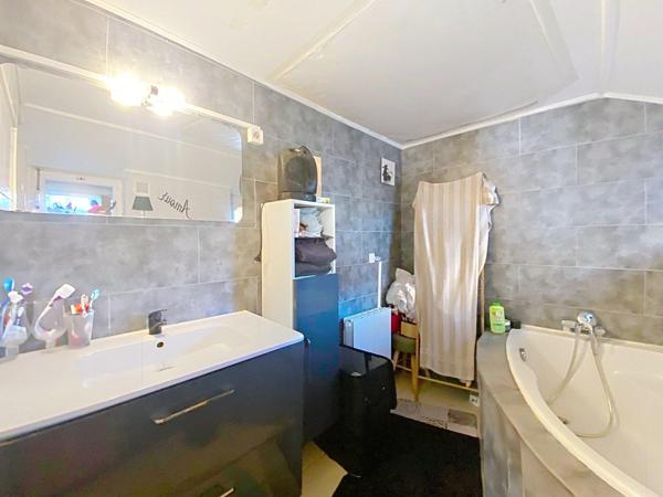 MAISON SEMI-INDIVIDUELLE AVEC JARDIN ET GARAGE