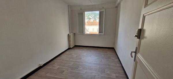 À louer ? Faux T5 lumineux sur le Boulevard de Strasbourg à Toulon