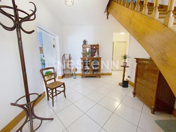 Maison clé en main au coeur de Tiercé avec 5 chambres et grand terrain