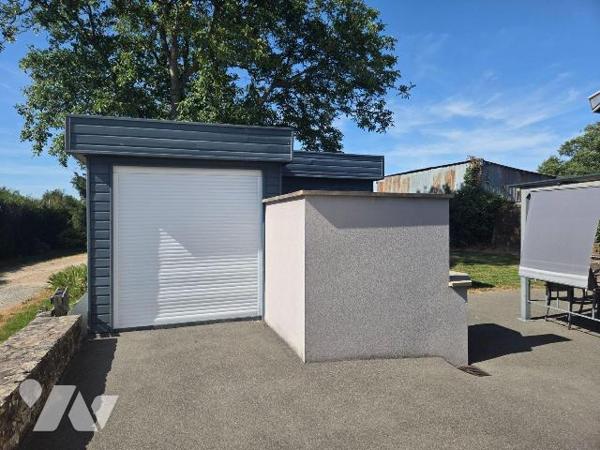 ARON- Sortie de ville de MAYENNE, vaste maison en pierres mitoyenne.

Maison en pierres en bo...