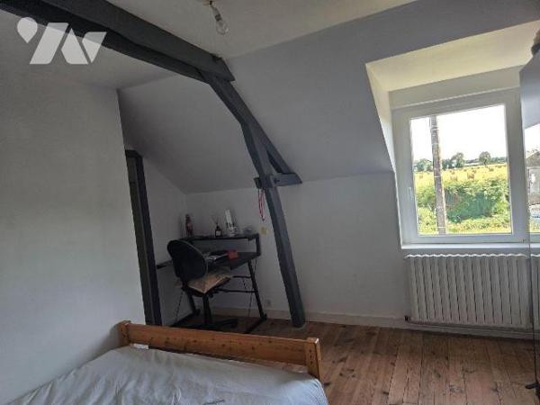 ARON- Sortie de ville de MAYENNE, vaste maison en pierres mitoyenne.

Maison en pierres en bo...