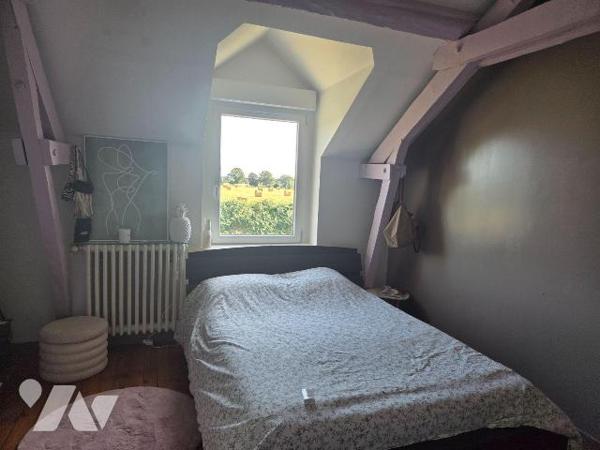 ARON- Sortie de ville de MAYENNE, vaste maison en pierres mitoyenne.

Maison en pierres en bo...