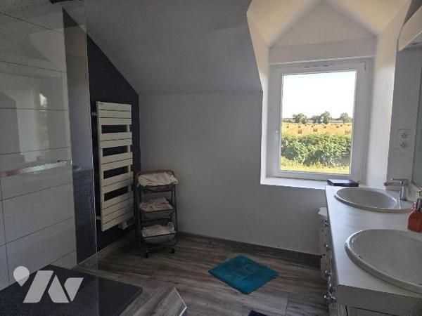 ARON- Sortie de ville de MAYENNE, vaste maison en pierres mitoyenne.

Maison en pierres en bo...