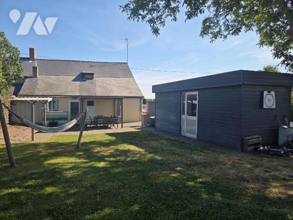 ARON- Sortie de ville de MAYENNE, vaste maison en pierres mitoyenne.

Maison en pierres en bo...
