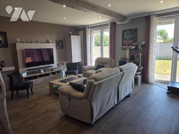 ARON- Sortie de ville de MAYENNE, vaste maison en pierres mitoyenne.

Maison en pierres en bo...