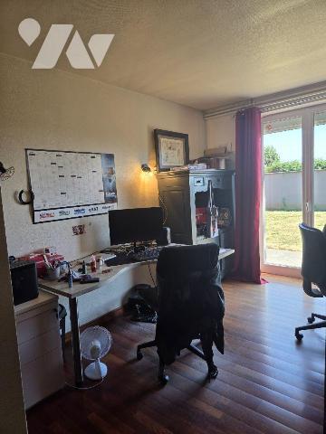 ARON- Sortie de ville de MAYENNE, vaste maison en pierres mitoyenne.

Maison en pierres en bo...