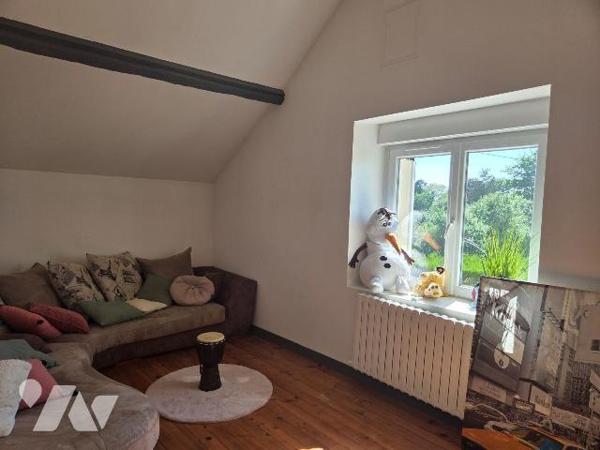 ARON- Sortie de ville de MAYENNE, vaste maison en pierres mitoyenne.

Maison en pierres en bo...