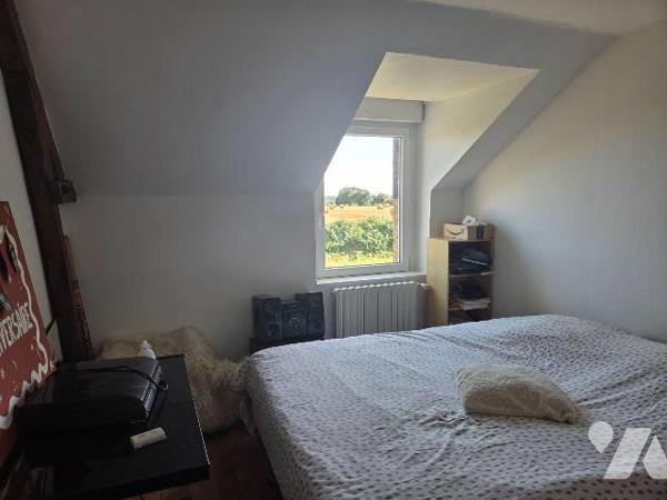 ARON- Sortie de ville de MAYENNE, vaste maison en pierres mitoyenne.

Maison en pierres en bo...