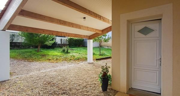 Maison récente à vendre 6 pièces NERSAC (16) . 4 chambres. 1 s de bains, 1 salle d'eau. 2 WC. Terrain clos.