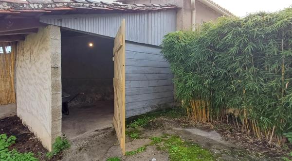 Maison récente à vendre 6 pièces NERSAC (16) . 4 chambres. 1 s de bains, 1 salle d'eau. 2 WC. Terrain clos.